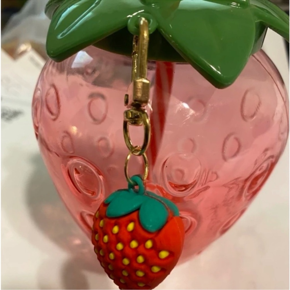 New Red Clear Plastic Strawberry Design Drinking
Tumbler With Straw & Key Chain - Picture 8 of 14